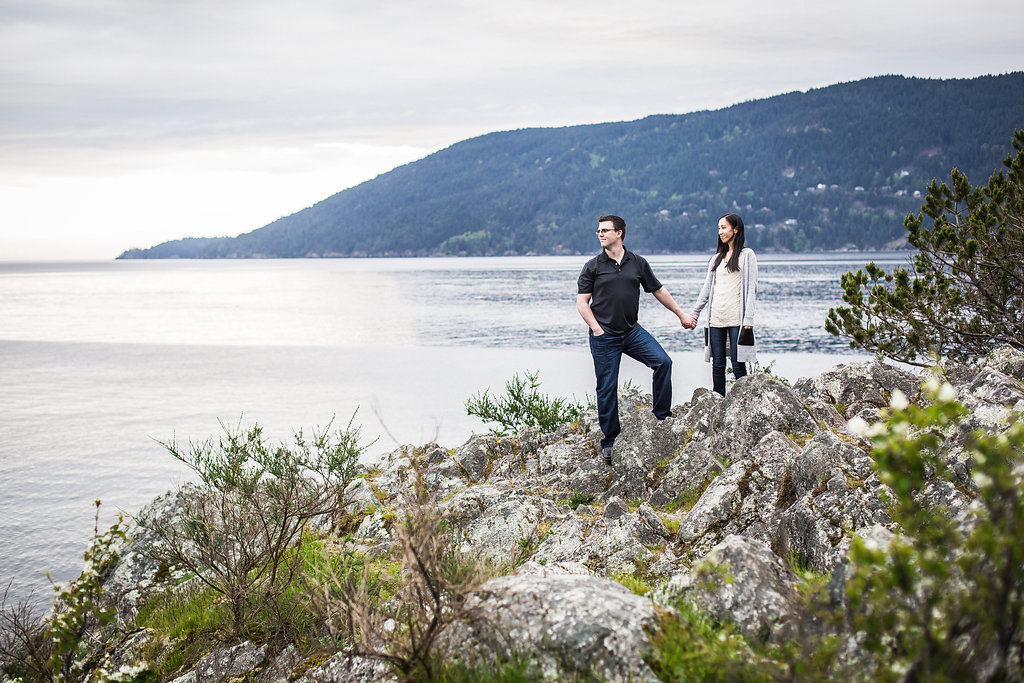 engagement-at-whytecliff-park-07