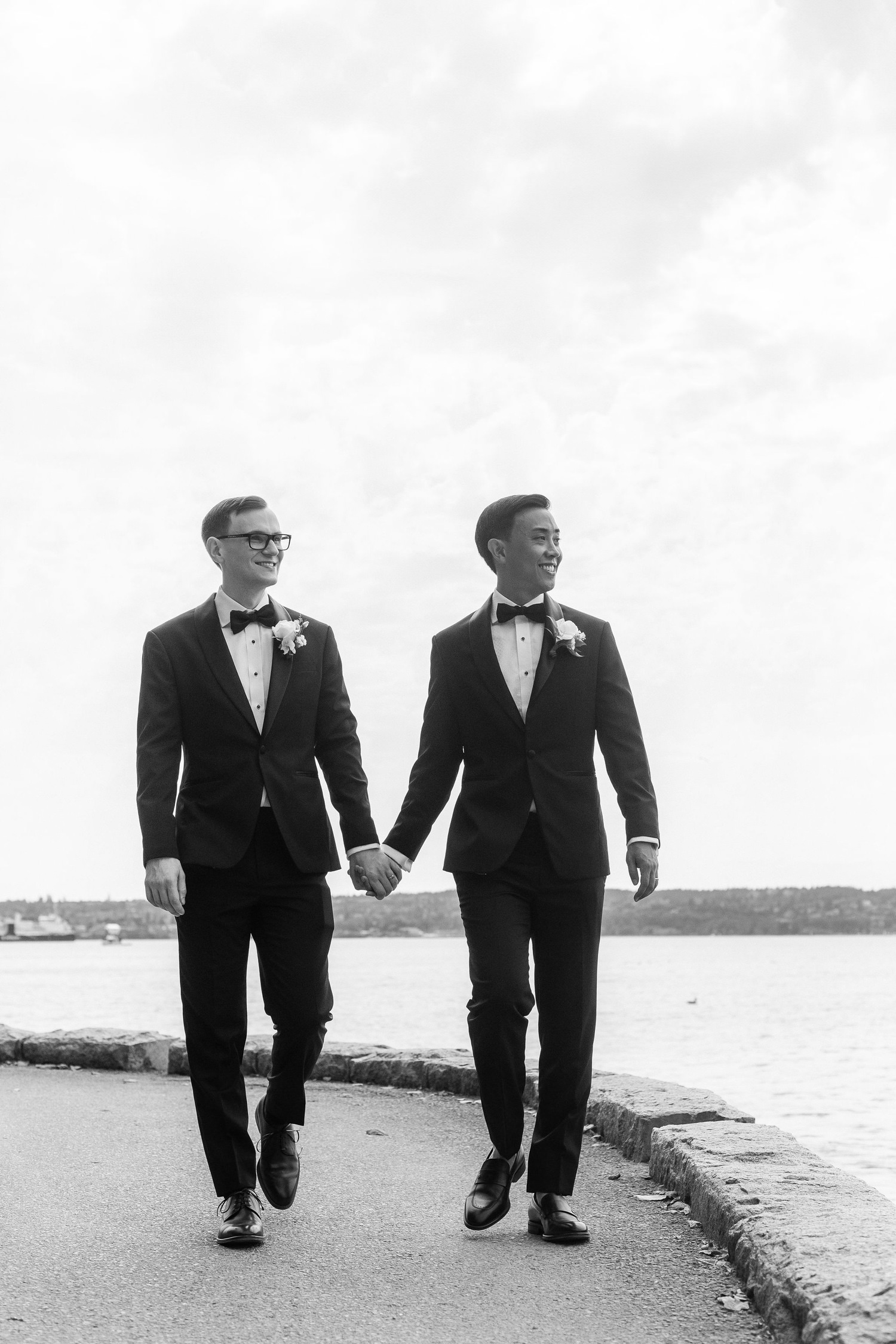 black and white of grooms walking in stanley park