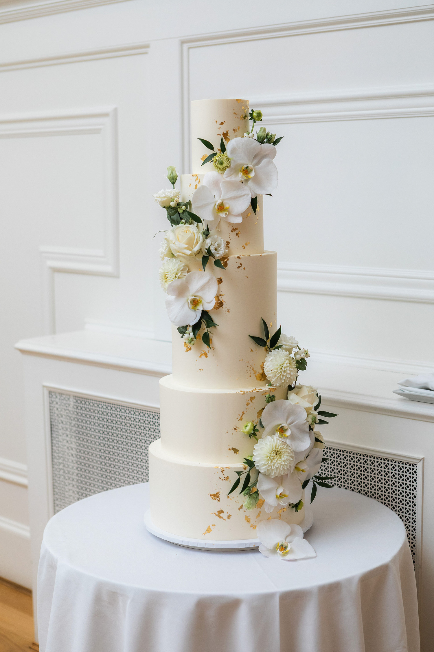 wedding reception cake by cake and the giraffe at stanley park pavilion